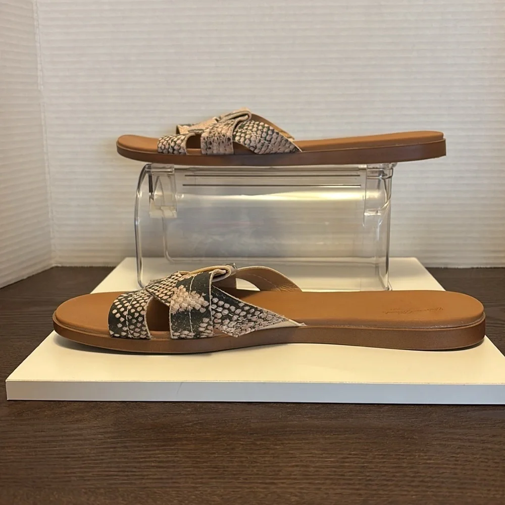 Universal Thread Black and Cream Sandals with Snake Print